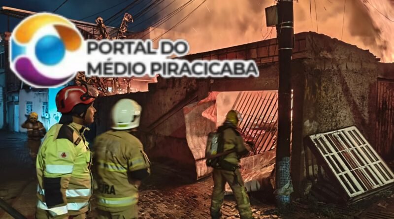 BELO HORIZONTE: INCÊNDIO EM RESIDÊNCIA MOBILIZA GUARNIÇÕES DO CORPO DE BOMBEIROS