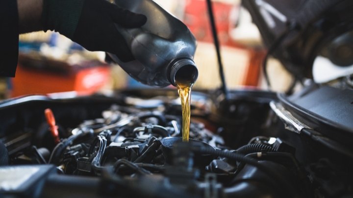 Inverno exige atenção dos motoristas: manutenção preventiva e troca de óleo ajudam a evitar panes e gastos inesperados