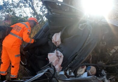 Patrocínio: carro desgovernado capota em curva de rodovia e é arremessado com forte impacto contra árvores e deixa uma vítima fatal presa às ferragens