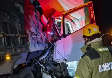 MILITARES DO CORPO DE BOMBEIROS ATENDEM OCORRÊNCIA DE COLISÃO ENTRE CAMINHÕES NA BR-135