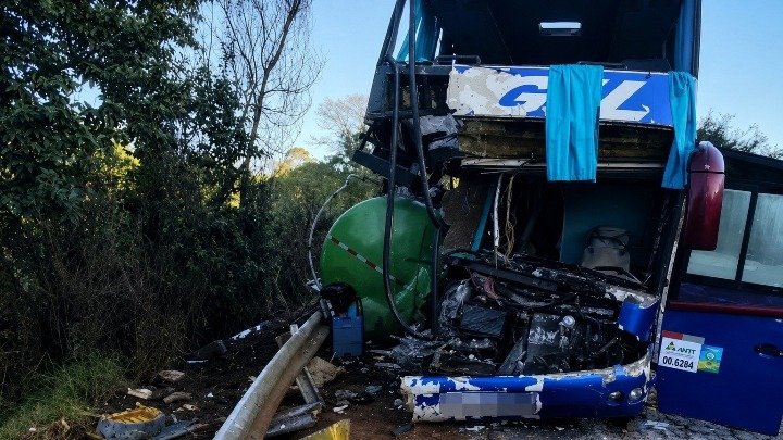 MINAS GERAIS: ACIDENTE GRAVÍSSIMO ENTRE CAMINHÃO E ÔNIBUS DEIXOU 2 PESSOAS MORTAS E VÁRIAS VÍTIMAS FERIDAS