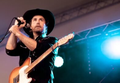 Cantor australiano Andy Jans-Brown explora indie rock cinematográfico em “Growing Pains”