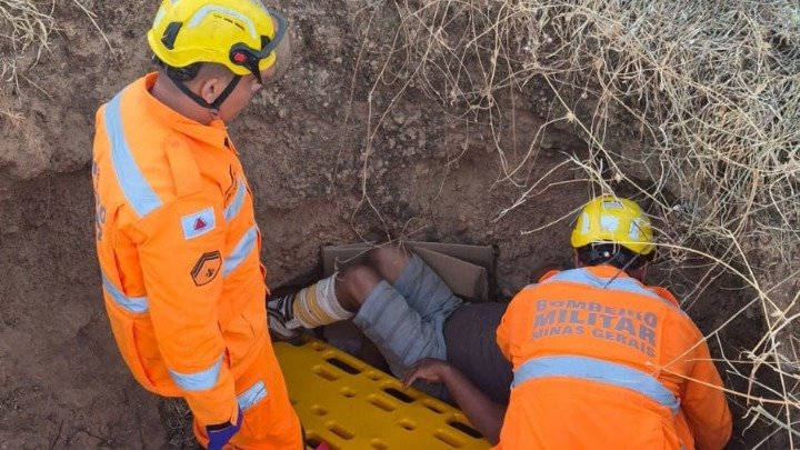 PORTEIRINHA: BOMBEIROS RESGATAM HOMEM EM FOSSA SECA