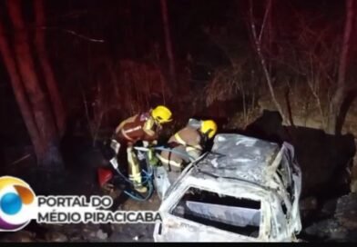 Bombeiros de Januária combatem incêndio em veículo na MGC 135 em Pedras de Maria da Cruz
