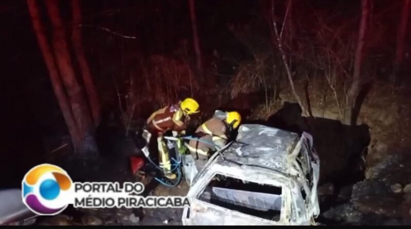 Bombeiros de Januária combatem incêndio em veículo na MGC 135 em Pedras de Maria da Cruz