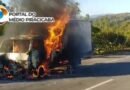 SÃO GONÇALO DO RIO ABAIXO: CAMINHÃO CARREGADO DE PAPAL HIGIÊNICO PEGA FOGO NA MG-434 (ASSISTA O VÍDEO)