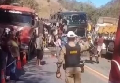 Governador Valadares: acidente entre caminhão e ônibus, até o momento, duas vítimas morreram (ocorrência em andamento)