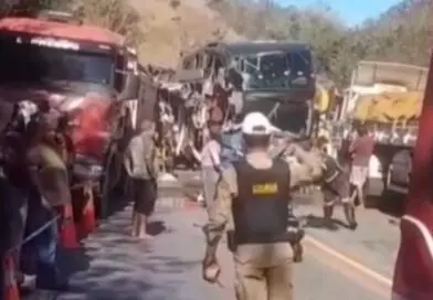 Governador Valadares: acidente entre caminhão e ônibus, até o momento, duas vítimas morreram (ocorrência em andamento)