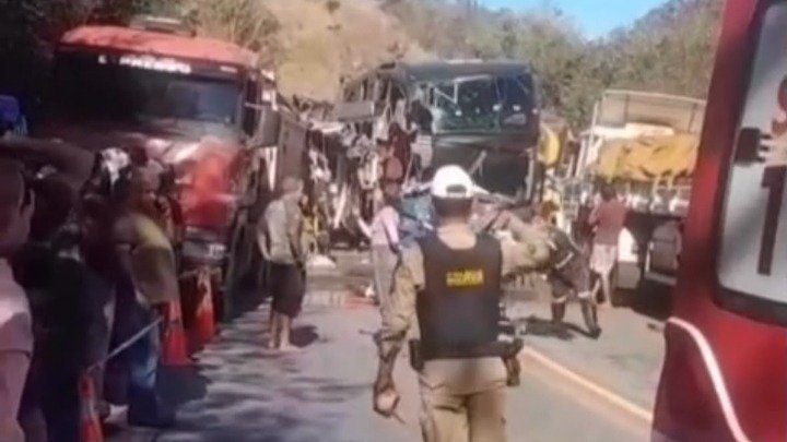 Governador Valadares: acidente entre caminhão e ônibus, até o momento, duas vítimas morreram (ocorrência em andamento)