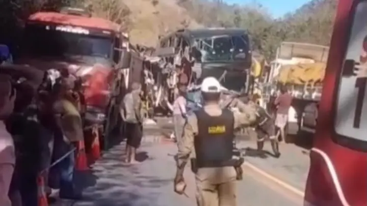 Governador Valadares: acidente entre caminhão e ônibus, até o momento, duas vítimas morreram (ocorrência em andamento)