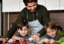 Dia dos Pais: cozinhar em família fortalece vínculos e cria memórias afetivas