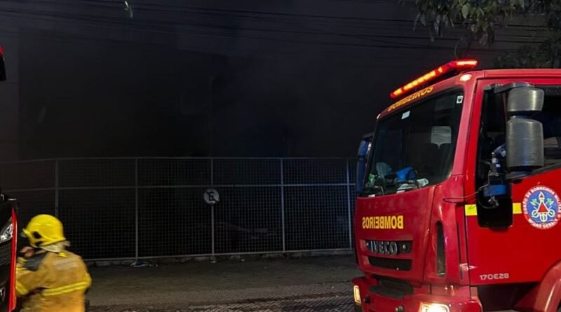 INCÊNDIO EM PRÉDIO ABANDONADO PRÓXIMO À AVENIDA  PRUDENTE DE MORAIS, EM BELO HORIZONTE