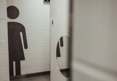 Shopping é condenado por constranger mulher trans que usou banheiro feminino