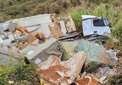 ACIDENTE COM CARRETA NA BR-116, EM LEOPOLDINA DEIXA CRIANÇA DE TRÊS ANOS PRESA ÀS FERRAGENS
