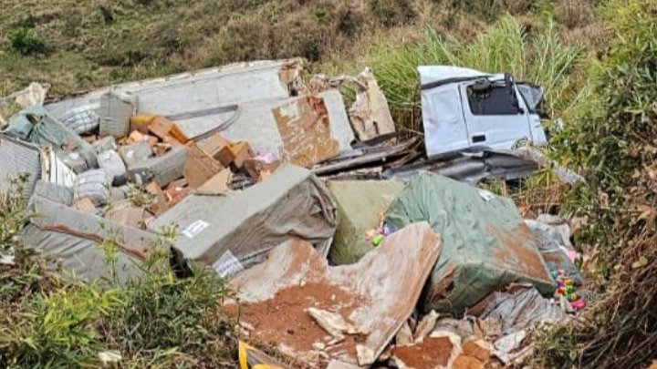 ACIDENTE COM CARRETA NA BR-116, EM LEOPOLDINA DEIXA CRIANÇA DE TRÊS ANOS PRESA ÀS FERRAGENS