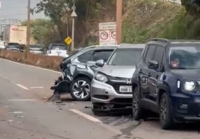 BELO HORIZONTE: ACIDENTE ENTRE CARRETA E OITO CARROS DE PASSEIO NO ANEL RODOVIÁRIO MOBILIZA CORPO DE BOMBEIROS (ASSISTA O VÍDEO)