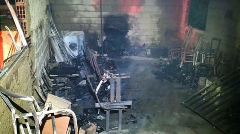 BAMBUÍ: Corpo de Bombeiros atua após incêndio em edificação comercial