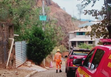 Bela Vista de Minas: Vistoria em perímetro de desabamento de material rochoso proveniente de uma área montanhosa, com projeção em direção à via pública e proximidade de residências (vídeo)