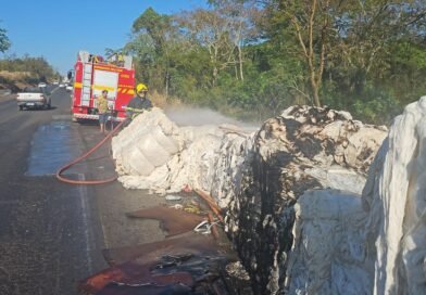 Caminhão carregado com algodão tomba e carga pega fogo na BR-365
