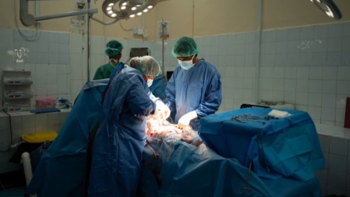 Único hospital em funcionamento em Mocha, no Iêmen, atende feridos, gestantes e crianças após escalada do conflito, alerta Médicos Sem Fronteiras