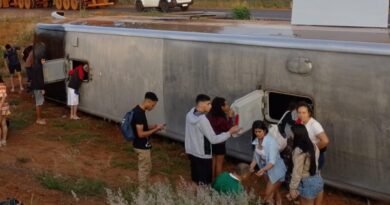 BOMBEIROS ATENDEM OCORRÊNCIA DE ACIDENTE DE ÔNIBUS DE VIAGEM NA LMG-799, PASSAGEIROS DEIXARAM O VEÍCULO PELO TETO