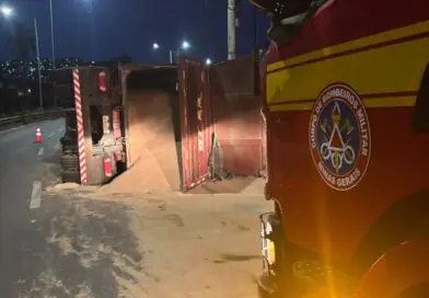 BELO HORIZONTE: BOMBEIROS ATENDEM OCORRÊNCIA DE PERIGO DE DERRAPAGEM NA MG-020 NO INÍCIO DA MANHÃ DE HOJE
