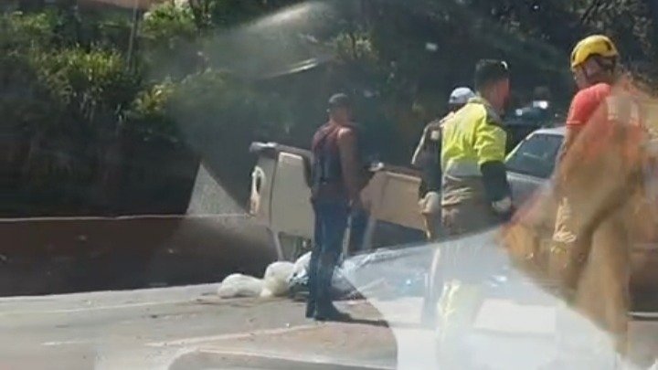 Acidente entre veículos, Kombi ficou de “pernas para o ar” na Grande BH (assista o vídeo)