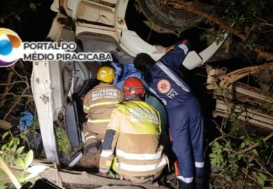 BOMBEIROS ATENDEM OCORRÊNCIA DE CAPOTAMENTO DE CAMINHÃO NA MGC-451, QUE DEIXOU UMA VÍTIMA FATAL