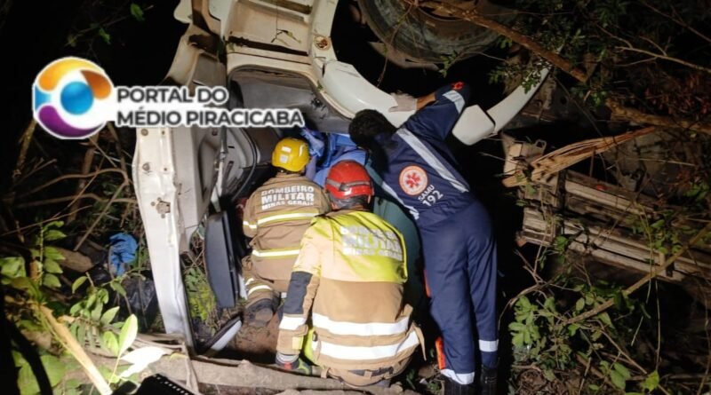 BOMBEIROS ATENDEM OCORRÊNCIA DE CAPOTAMENTO DE CAMINHÃO NA MGC-451, QUE DEIXOU UMA VÍTIMA FATAL