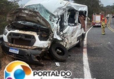 Diamantina: impacto violento, batida entre caminhão e van deixou duas pessoas mortas, hoje de manhã  (assista o vídeo)