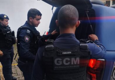 São Gonçalo do Rio Abaixo: mãe e padrasto são conduzidos à delegacia suspeitos de envolvimento em maus-tratos contra crianças de 8 e 11 anos