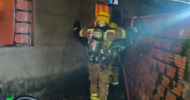 BOMBEIROS MILITARES COMBATEM INCÊNDIO EM RESIDÊNCIA EM SALINAS BOMBEIROS MILITARES COMBATEM INCÊNDIO EM RESIDÊNCIA EM SALINAS