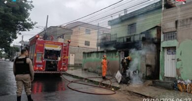 BELO HORIZONTE: Corpo de Bombeiros combate incêndio em residência e encontra vítima carbonizada, hoje de manhã