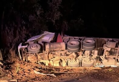 Reduto: carreta tomba e deixa condutor em óbito