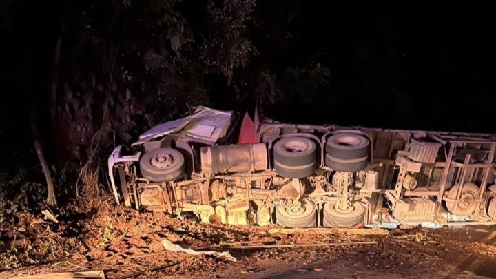 Reduto: carreta tomba e deixa condutor em óbito