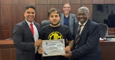 Humorista Gabriel Andrade recebe Moção de Aplausos da Câmara Municipal
