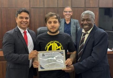 Humorista Gabriel Andrade recebe Moção de Aplausos da Câmara Municipal