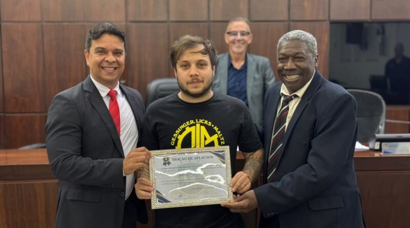 Humorista Gabriel Andrade recebe Moção de Aplausos da Câmara Municipal